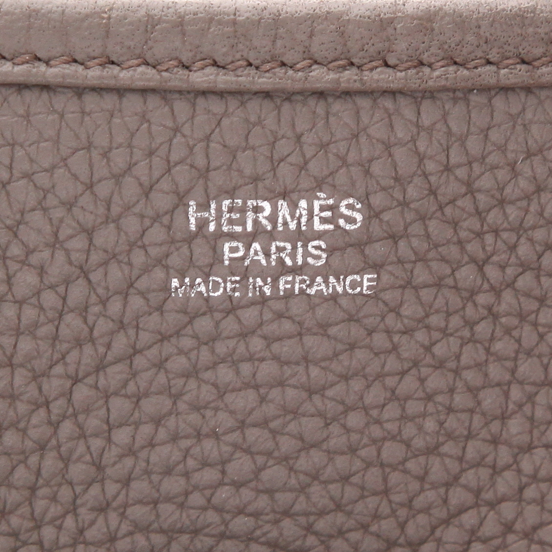 Sac bandoulière Hermès  Evelyne III en cuir togo gris étain - Detail D2