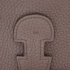 Bolso bandolera Hermès  Evelyne III en cuero togo gris estaño - Detail D4 thumbnail