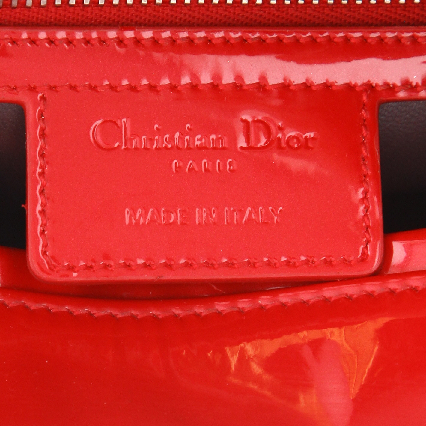 Sac à main Dior  Lady Dior moyen modèle  en cuir verni rouge - Detail D2