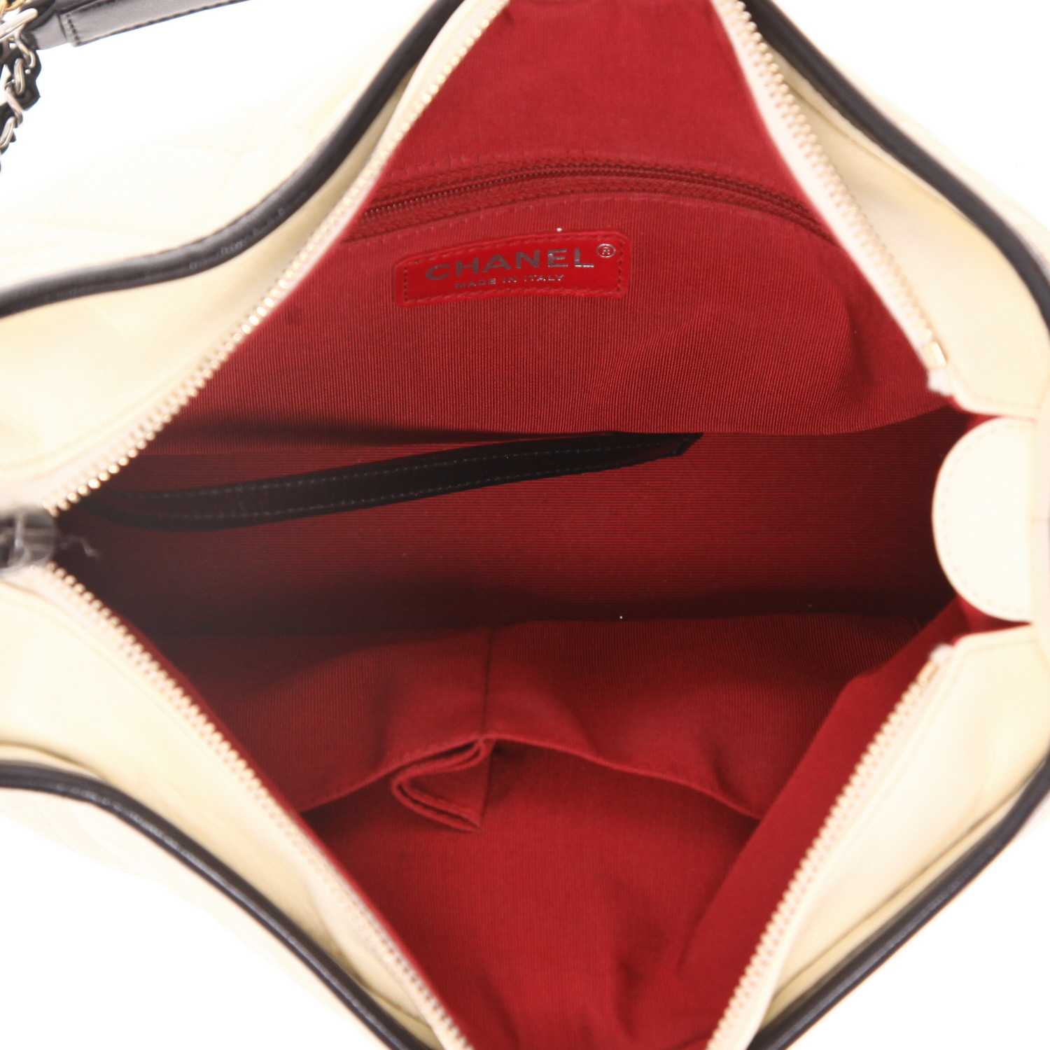 Bolso bandolera Chanel  Gabrielle  modelo mediano  en cuero acolchado blanco y cuero negro - Detail D3