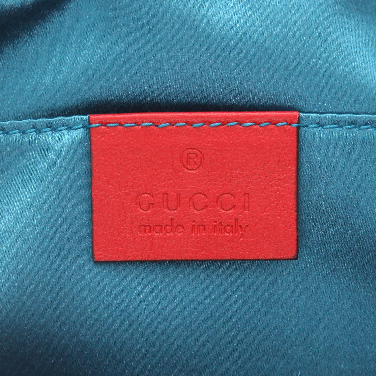 Bolso bandolera Gucci  GG Marmont Camera en terciopelo acolchado rojo - Detail D2