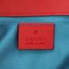 Bolso bandolera Gucci  GG Marmont en terciopelo rojo - Detail D2 thumbnail