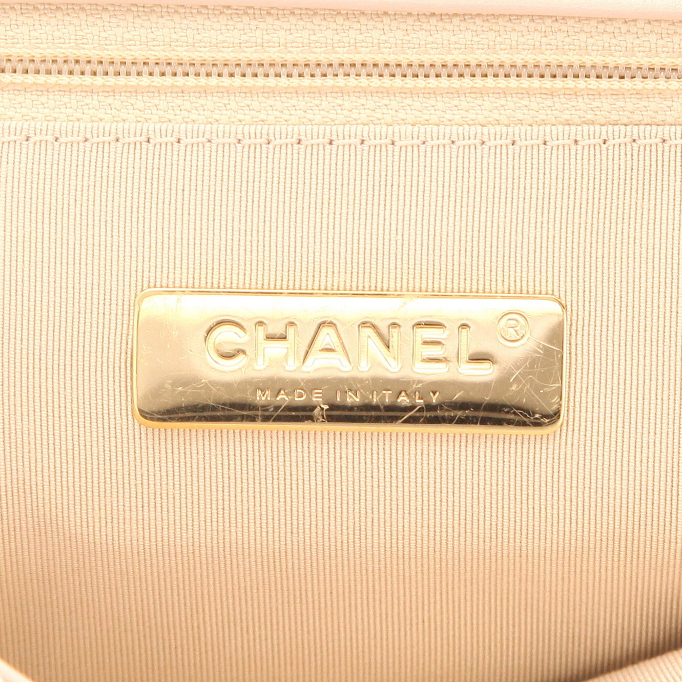 Chanel handbag, size 19, large, in beige quilted leather - Detail D2
