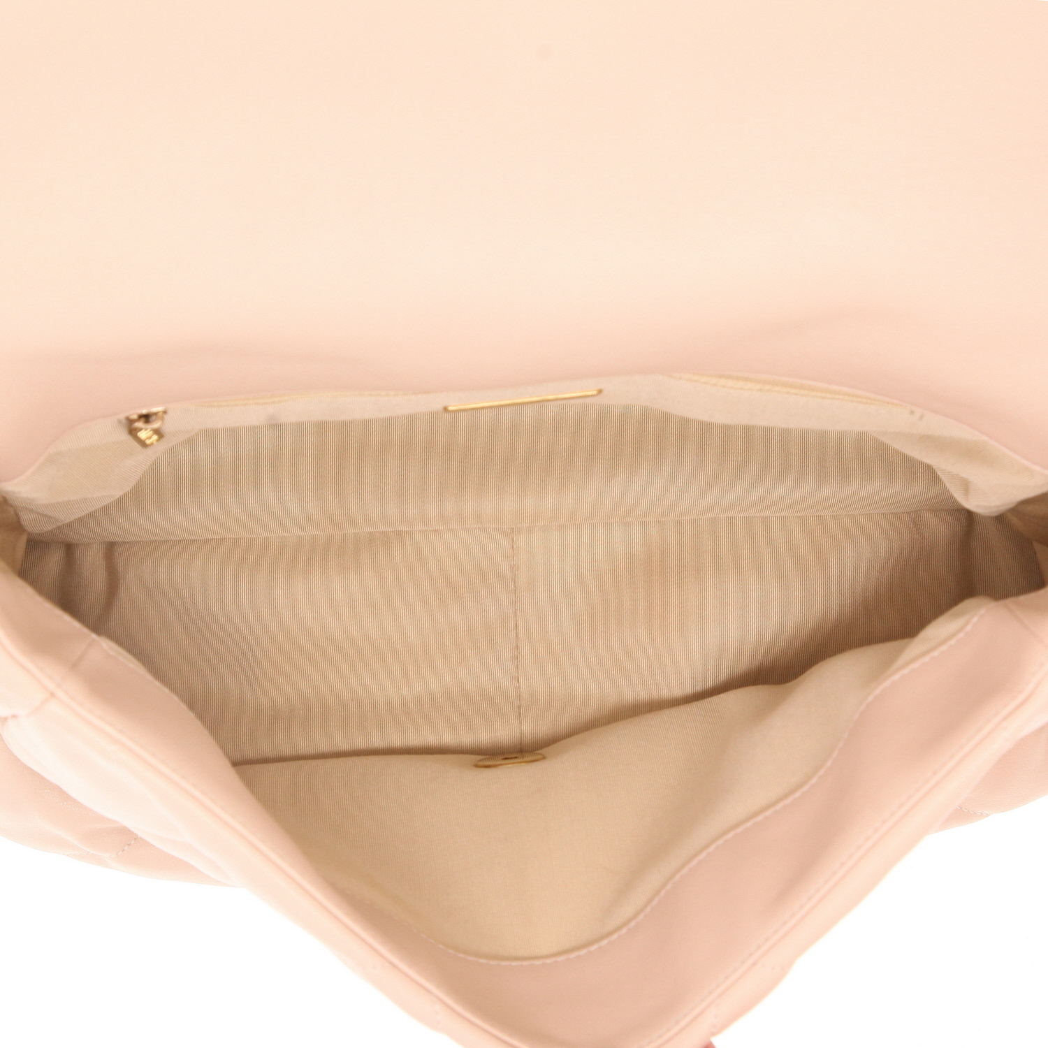 Bolso de mano Chanel  19 modelo grande  en cuero acolchado beige - Detail D3