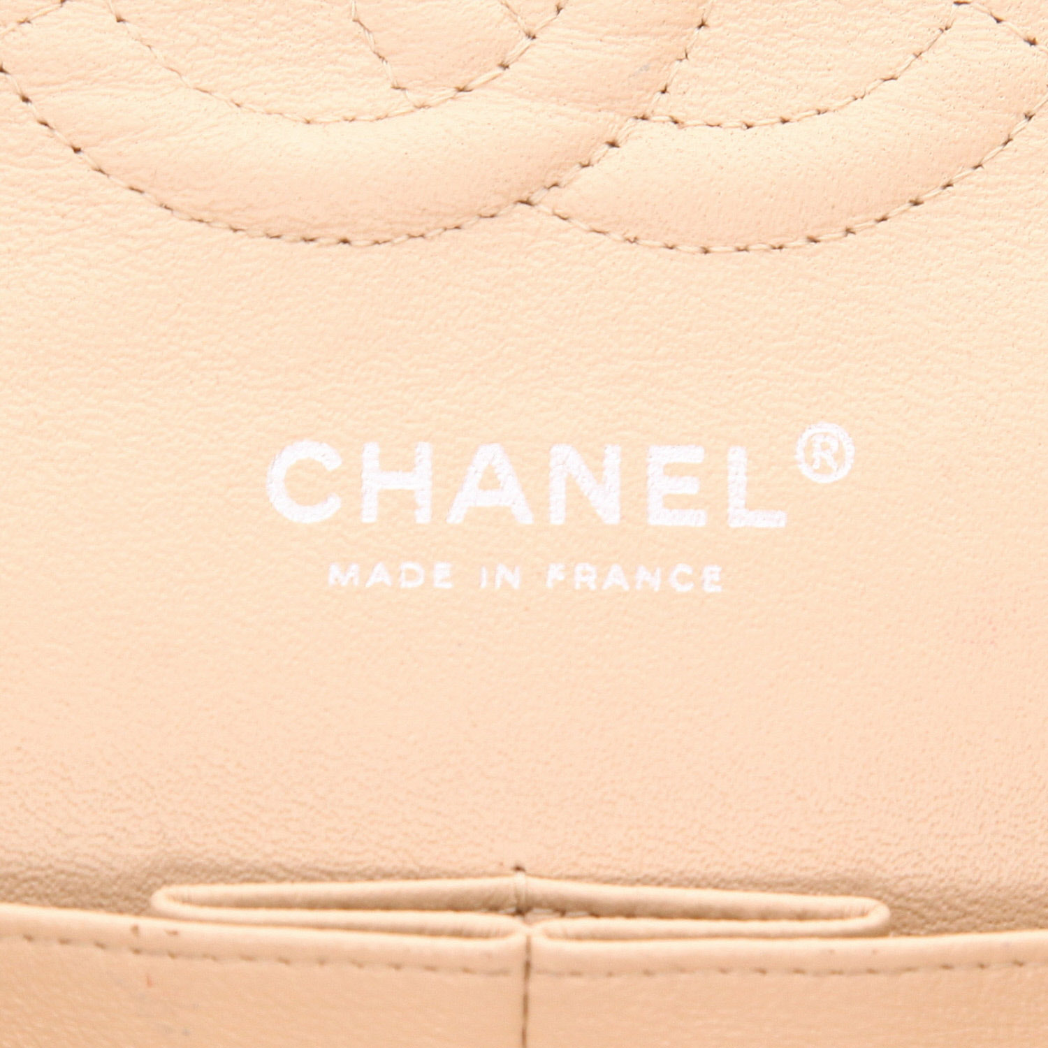 Bolso de mano Chanel  Timeless Classic en cuero granulado acolchado beige - Detail D2
