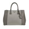 Bolso de mano Prada  Galleria en cuero saffiano bicolor gris - 360 thumbnail