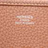 Bolso bandolera Hermès  Evelyne III en cuero togo color oro - Detail D2 thumbnail