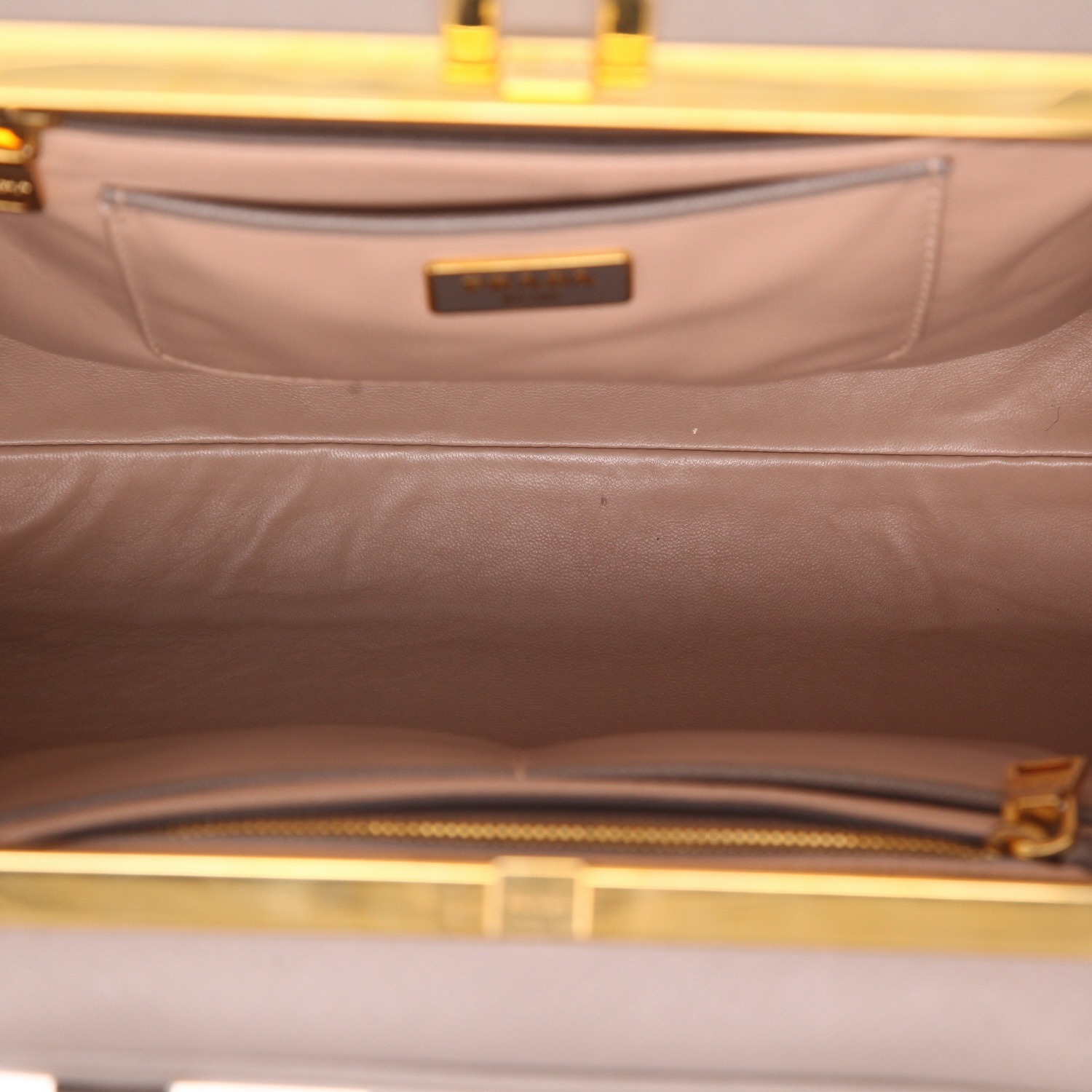 Sac à main Prada  Pyramid en cuir taupe - Detail D3