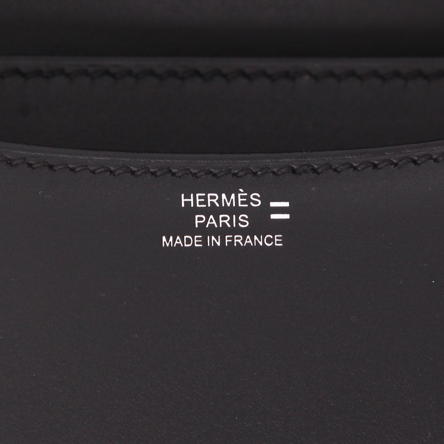 Bolso de mano Hermès  Constance en cuero swift negro - Detail D2