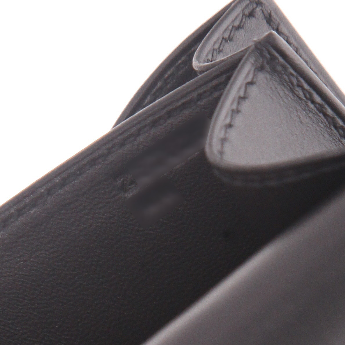 Sac à main Hermès  Constance 18 cm en cuir Swift noir - Detail D4