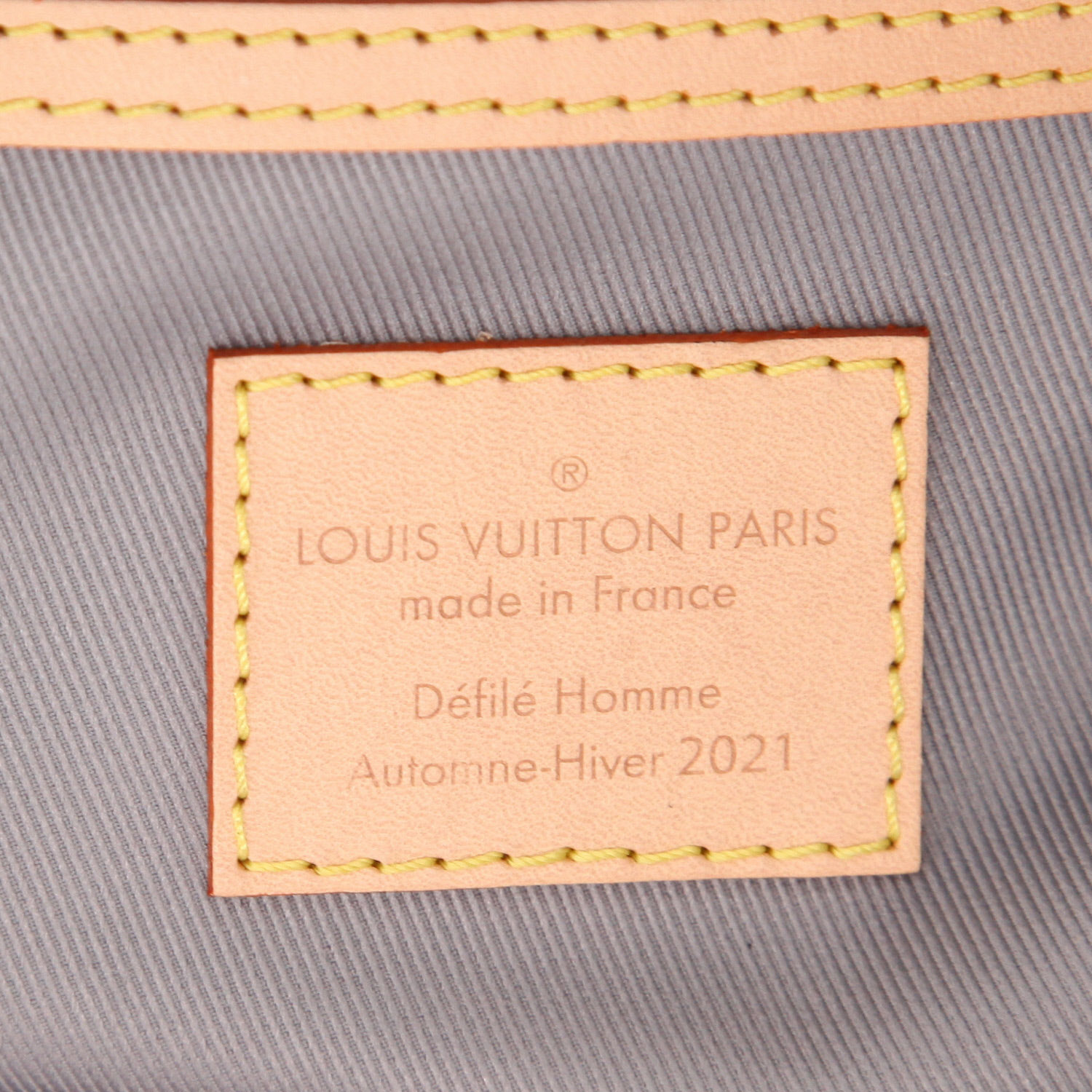 Bolso de fin de semana Louis Vuitton  Keepall Editions Limitées en cuero plateado y cuero natural - Detail D2