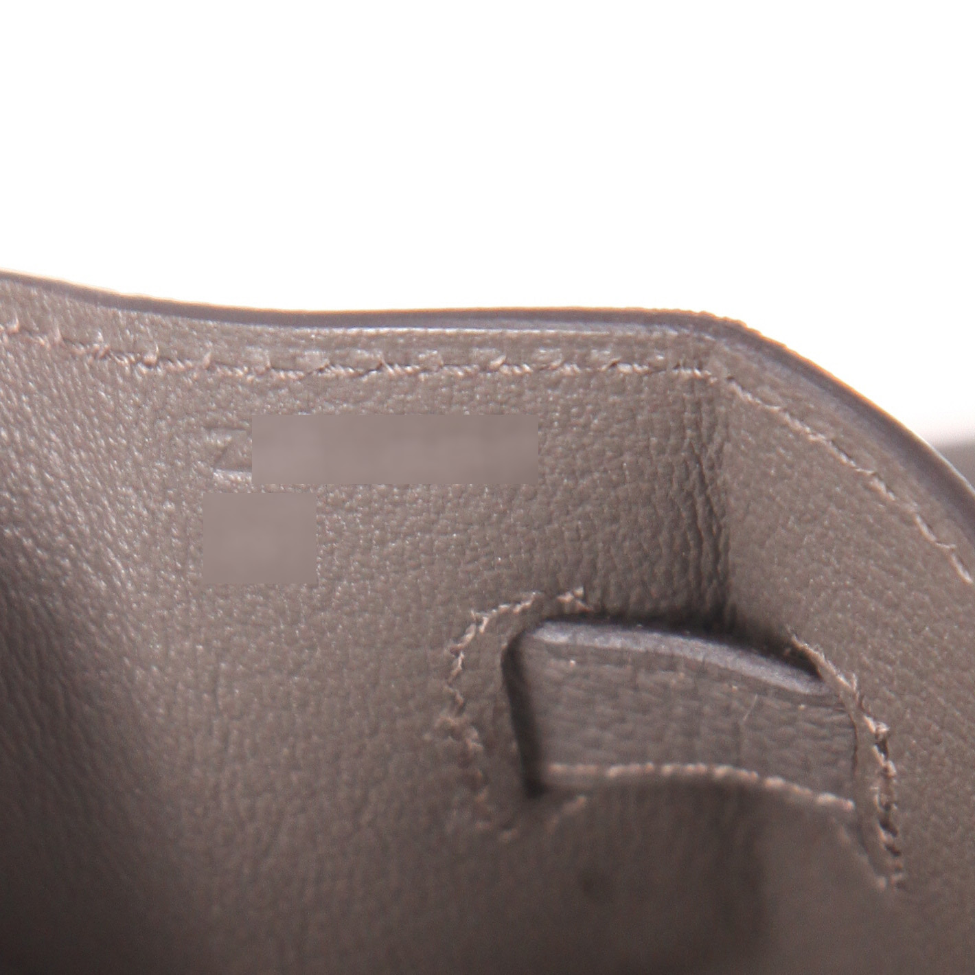 Hermès  Kelly 35 cm handbag  in grey togo leather - Detail D4