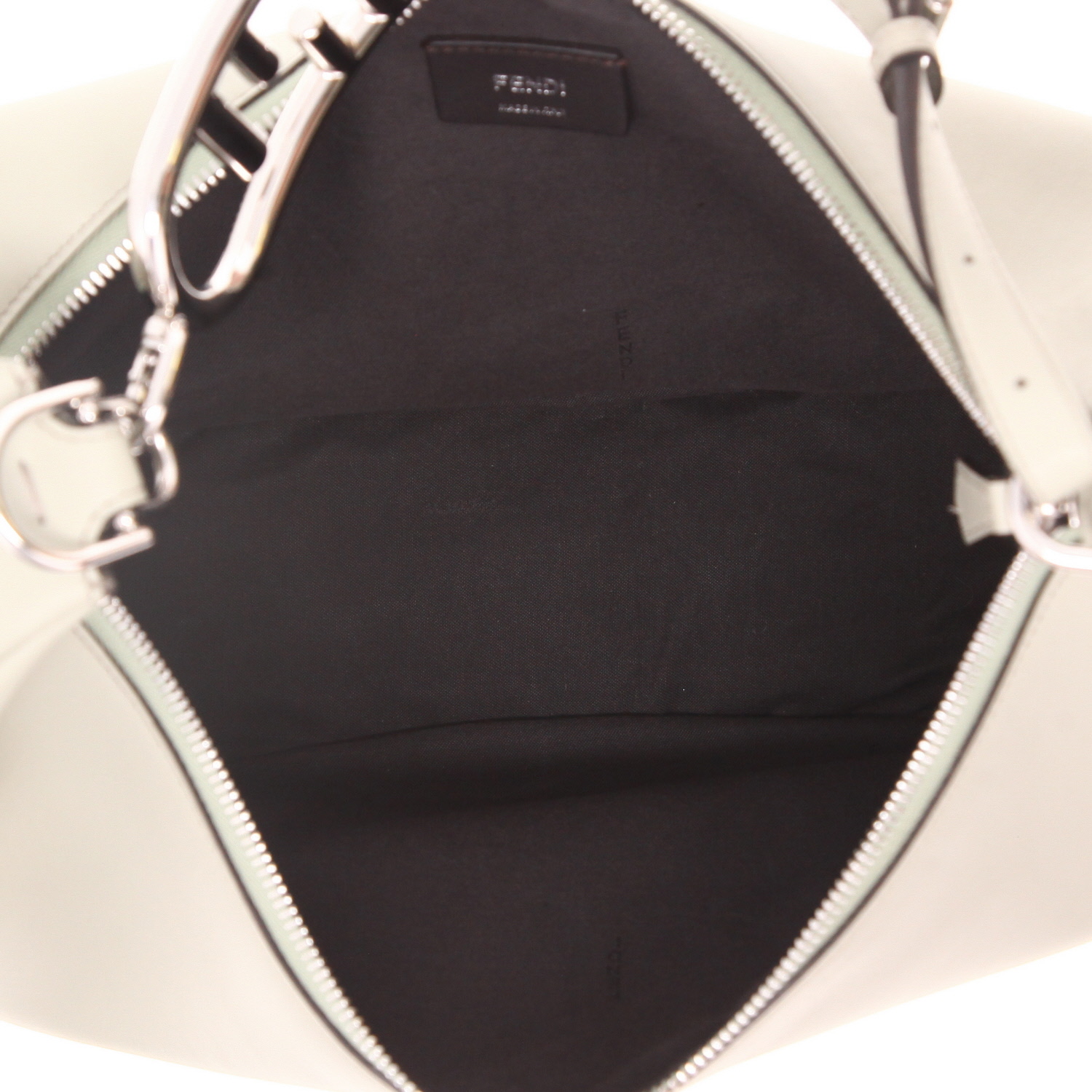 Bolso de mano Fendi  Fendigraphy en cuero verde Almendra - Detail D3