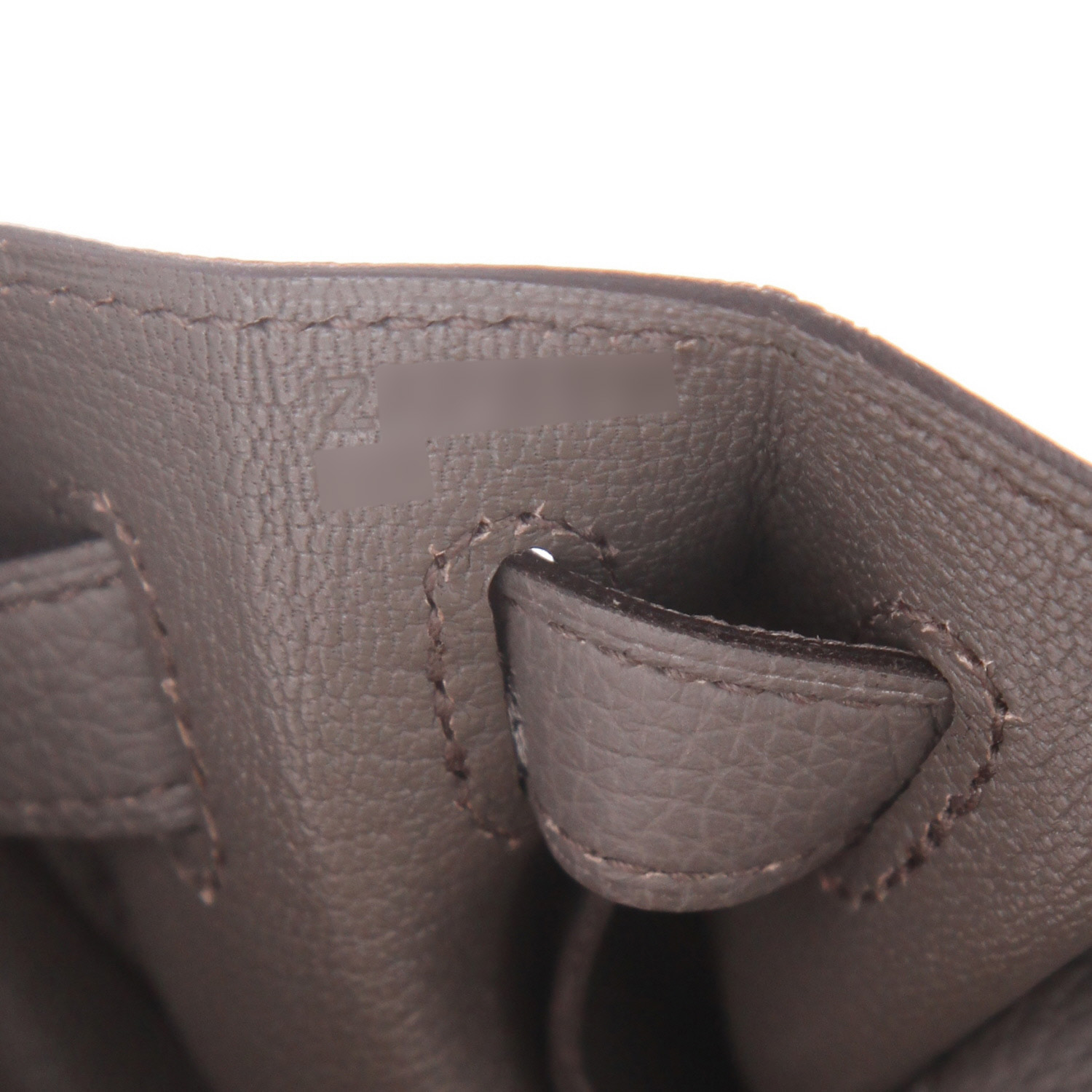 Hermès  Kelly 28 cm handbag  in grey togo leather - Detail D4