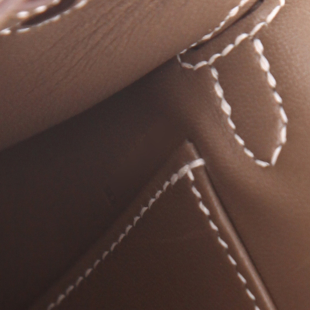 Bolso de mano Hermès  Kelly 20 cm en cuero epsom marrón etoupe - Detail D4