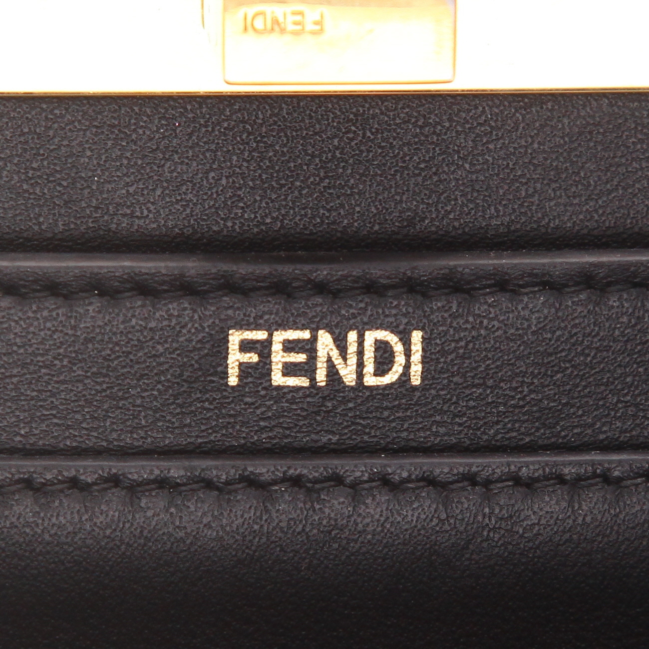Bolso bandolera Fendi  Peekaboo ISeeU modelo pequeño  en cuero negro - Detail D2