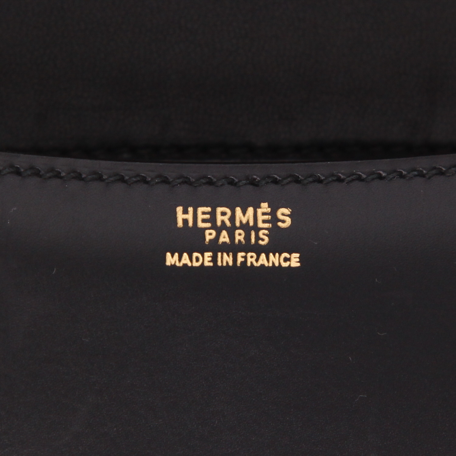 Bolso de mano Hermès  Constance en cuero box negro - Detail D2