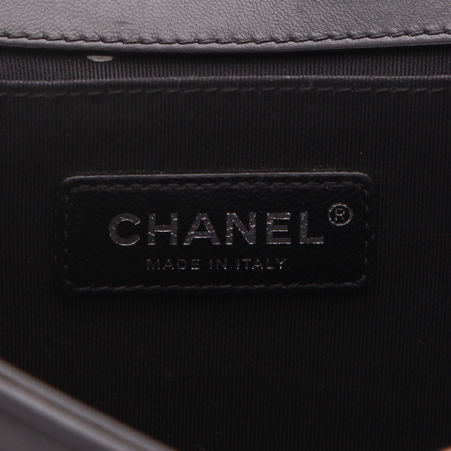 Sac bandoulière Chanel  Boy en cuir matelassé noir - Detail D2