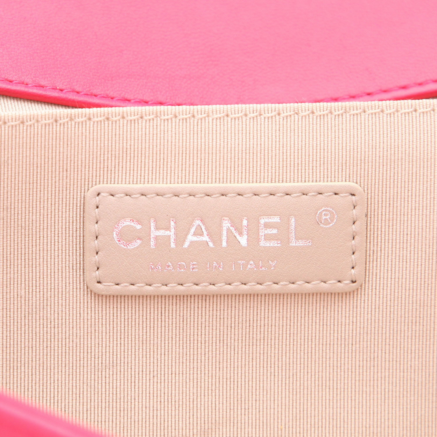 Sac bandoulière Chanel  Boy en cuir matelassé rose - Detail D2