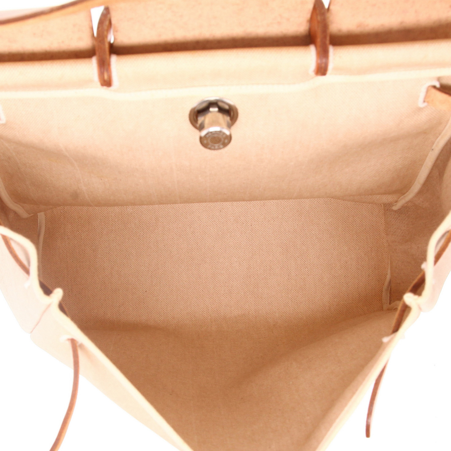 Bolso para llevar al hombro o en la mano Hermès  Herbag en lona beige y cuero natural - Detail D3