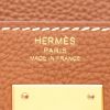 Bolso de mano Hermès  Kelly 32 cm en cuero togo color oro - Detail D2 thumbnail