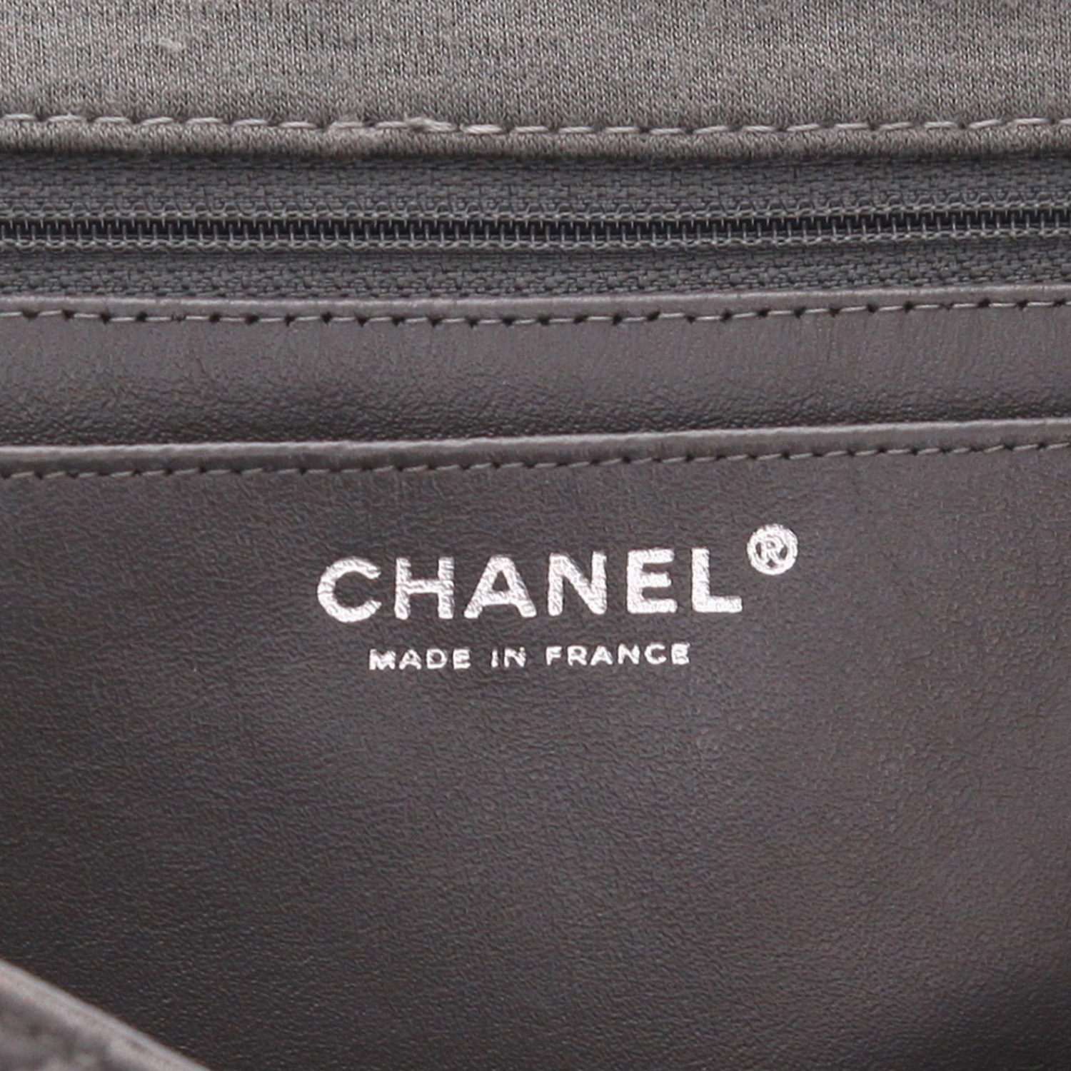 Bolso de mano Chanel  Timeless Maxi Jumbo en jersey gris - Detail D2