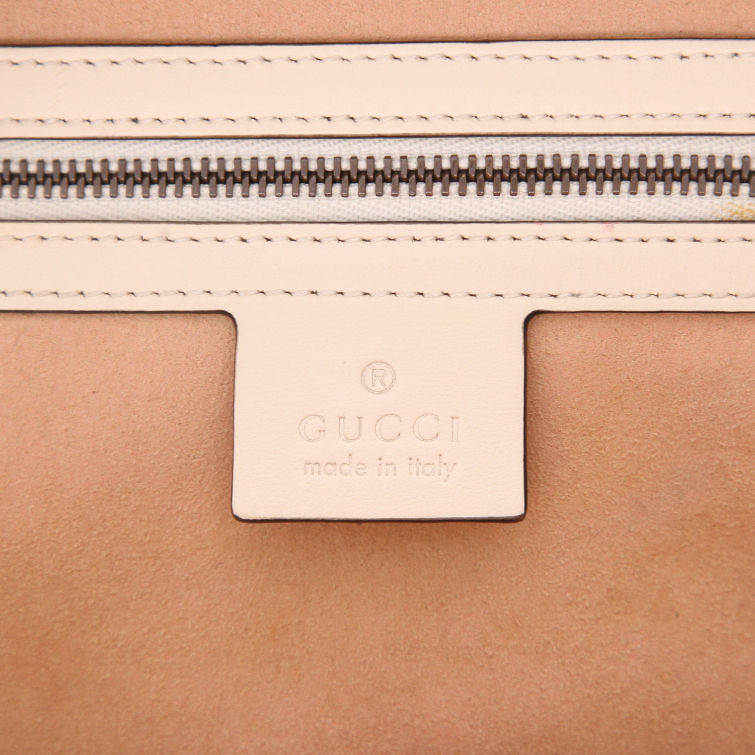 Sac bandoulière Gucci  GG Marmont en cuir matelassé blanc - Detail D2