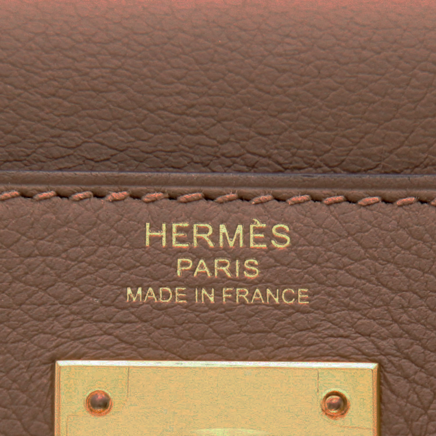 Bolso de mano Hermès  Kelly 28 cm en cuero Evergrain marrón etoupe - Detail D2
