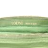 Bolso bandolera Loewe  Bracelet Pouch en cuero verde - Detail D2 thumbnail