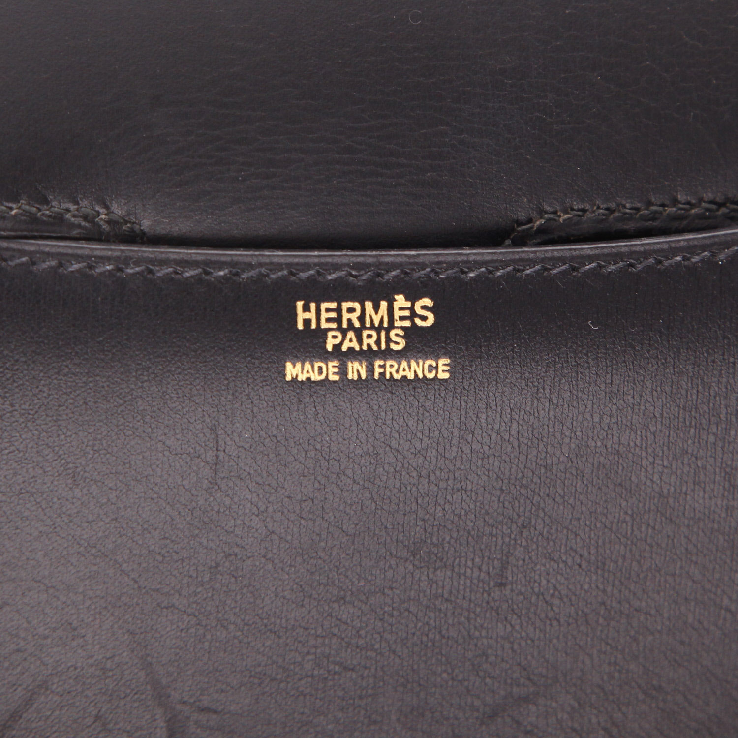 Bolso de mano Hermès  Constance en cuero box negro - Detail D2