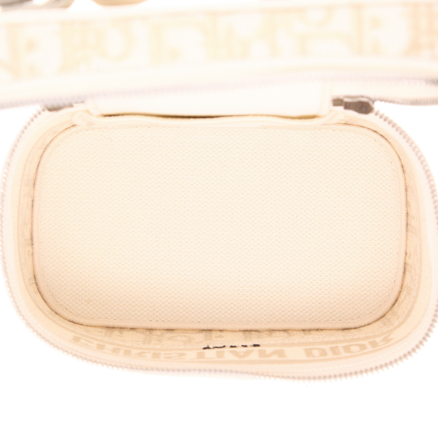 Sac bandoulière Dior  Travel Vanity en toile monogram Oblique beige et dorée - Detail D3