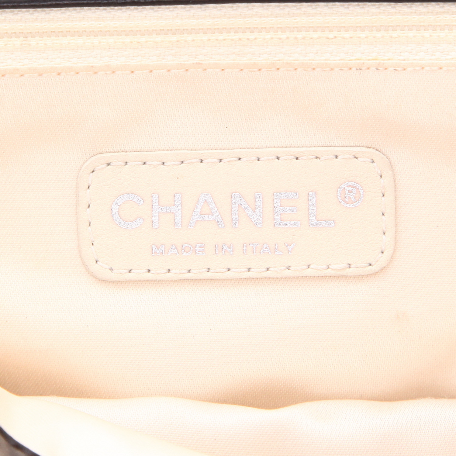 Chanel  Croisière handbag  in black quilted leather  and white piping - Detail D2