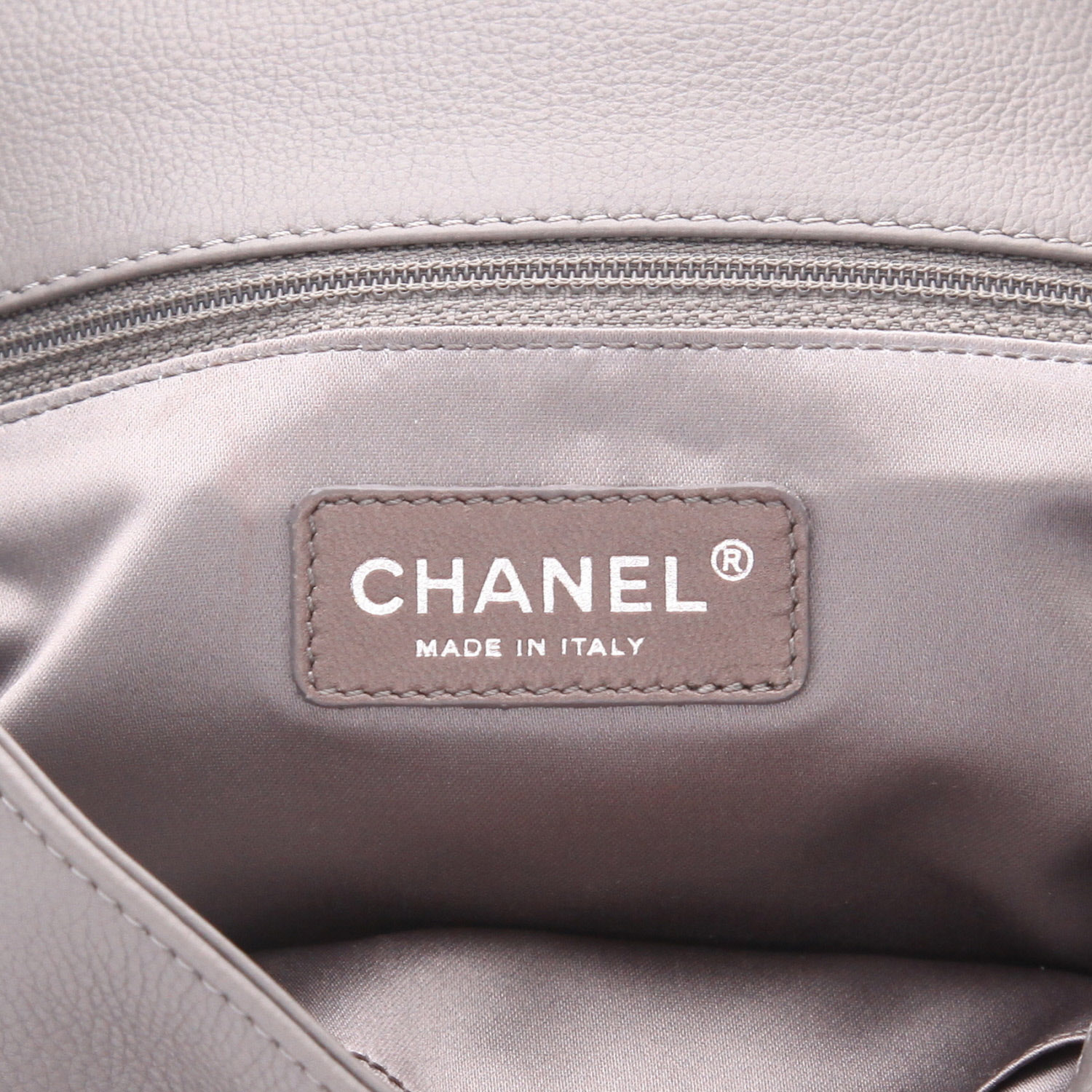 Chanel   handbag  in grey leather - Detail D2