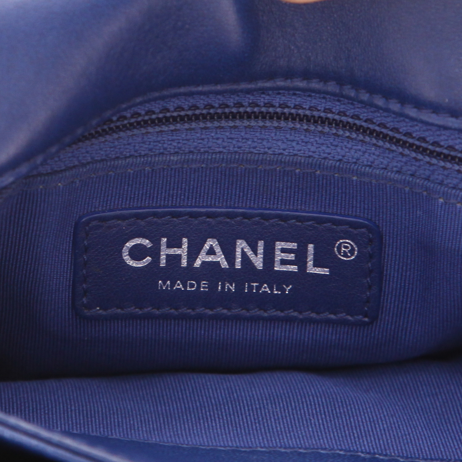 Chanel  Timeless handbag  in blue patent leather - Detail D2