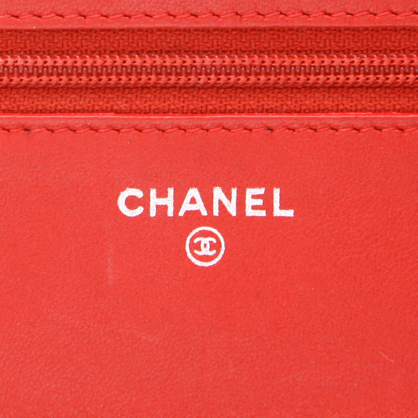 Sac bandoulière Chanel  Wallet on Chain en cuir matelassé rouge - Detail D2