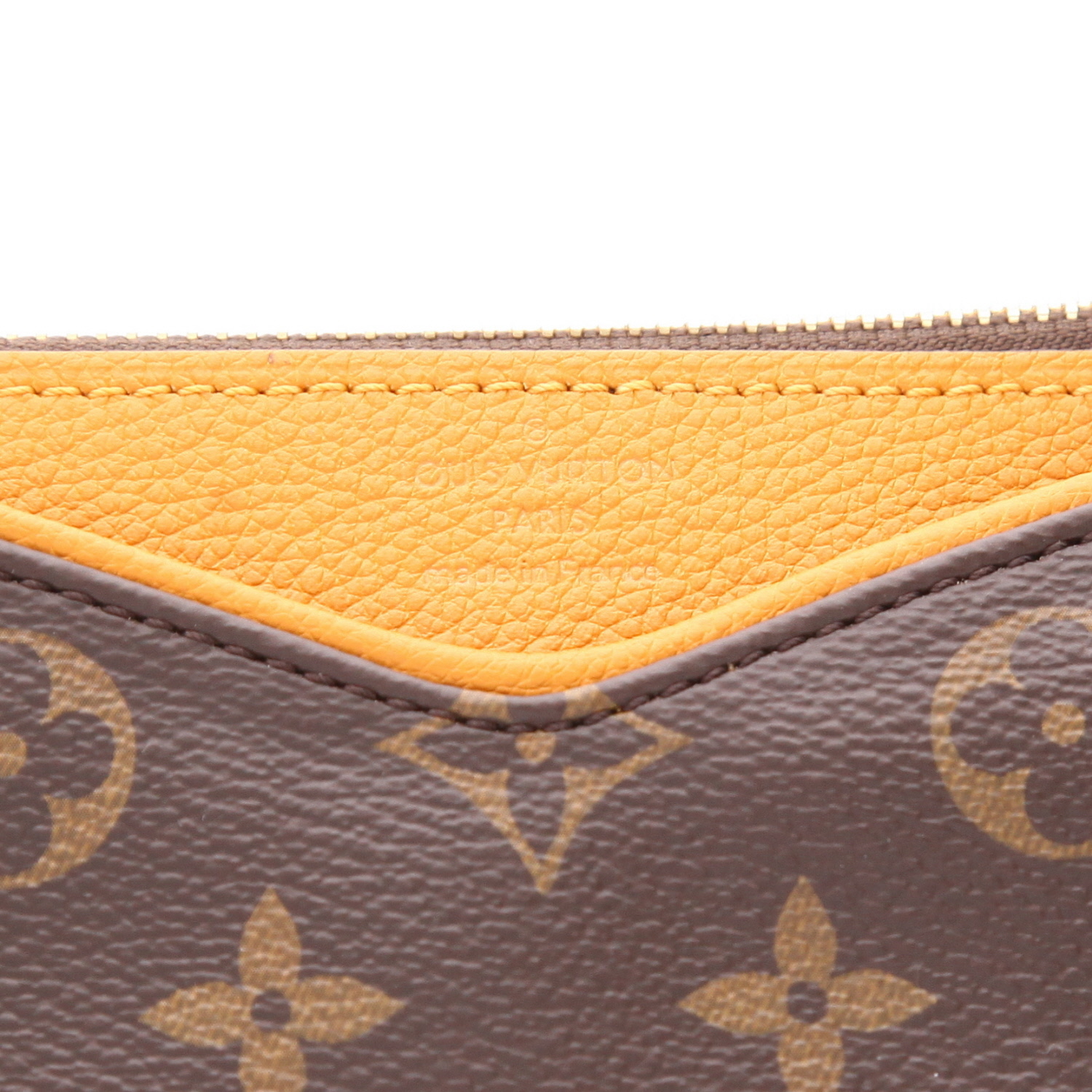 Bolso bandolera Louis Vuitton  Pallas en lona Monogram marrón y cuero azafrán - Detail D2