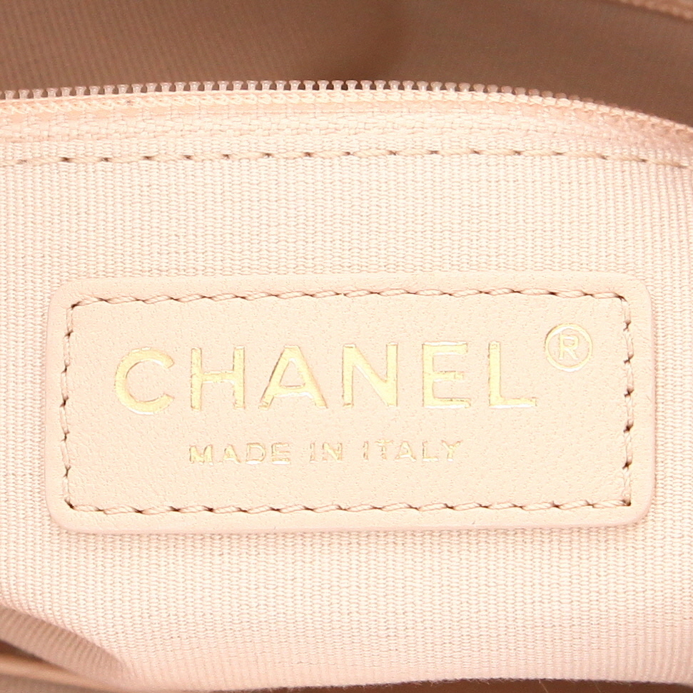 Chanel Hobo shoulder bag in powder pink quilted grained leather - Detail D2