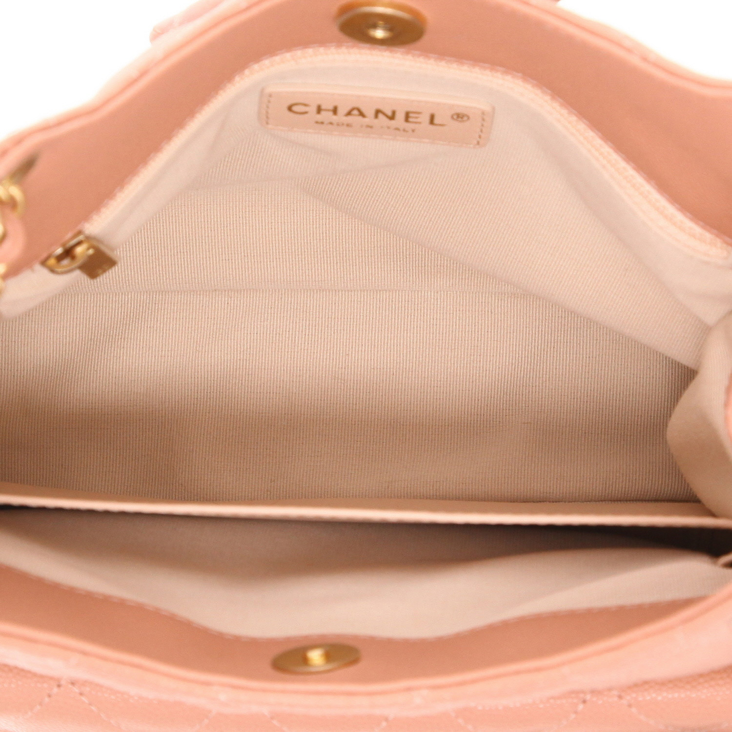 Chanel Hobo shoulder bag in powder pink quilted grained leather - Detail D3