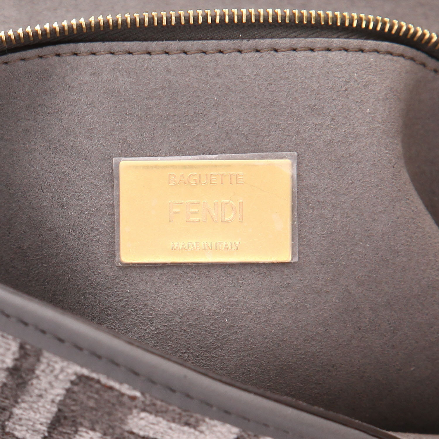Bolso de mano Fendi  Baguette en lona monogram gris y cuero gris - Detail D2