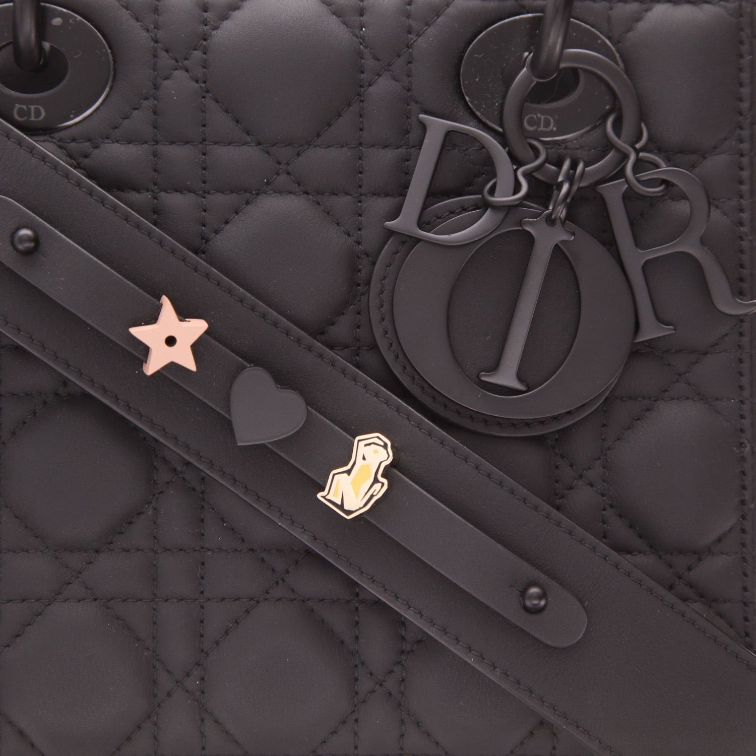 Bolso de mano Dior  Lady Dior en cuero cannage negro - Detail D4