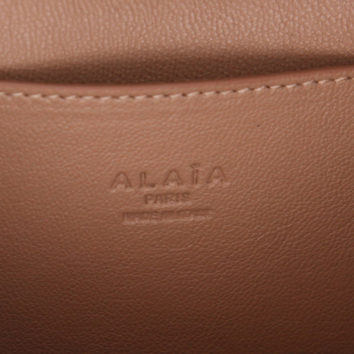 Alaïa   shoulder bag  in black leather - Detail D2