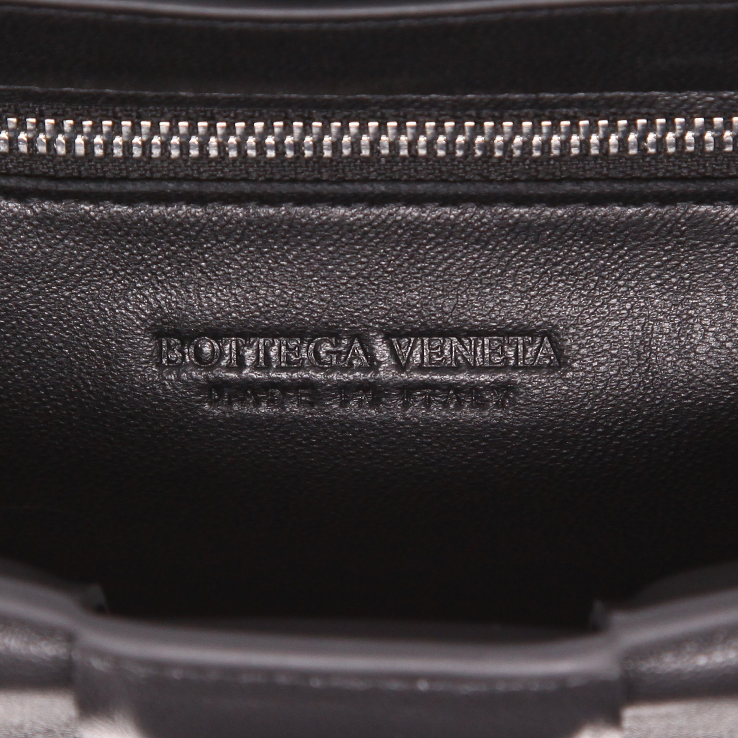 Bottega Veneta  Padded Cassette shoulder bag  in black intrecciato leather - Detail D2