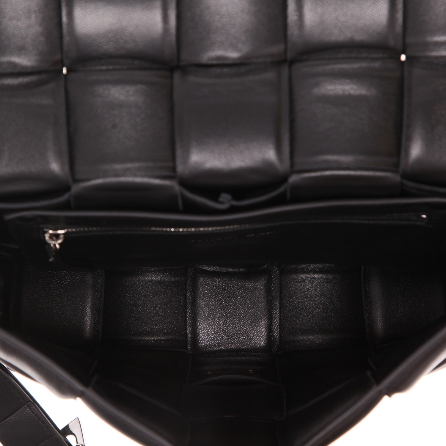 Bottega Veneta  Padded Cassette shoulder bag  in black intrecciato leather - Detail D3