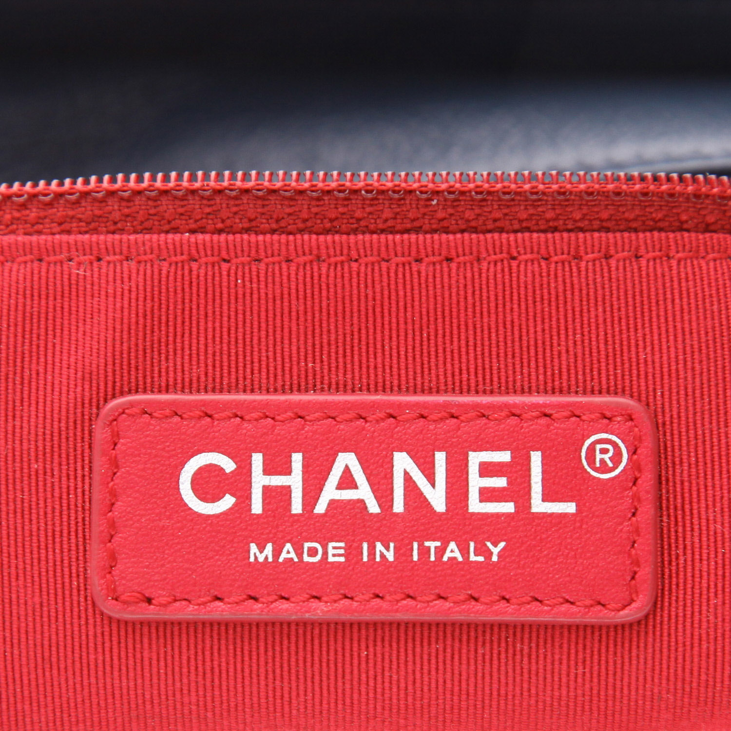 Chanel  Gabrielle  shoulder bag  in blue chevron quilted leather - Detail D2