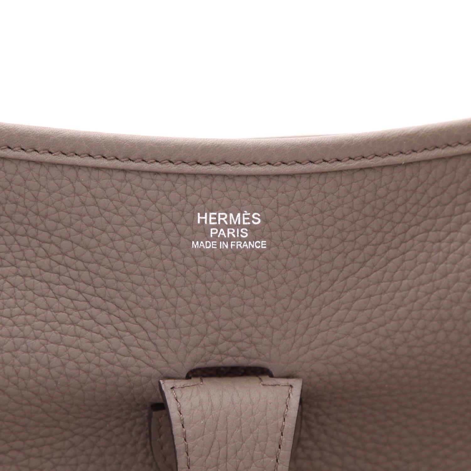 Sac bandoulière Hermès  Evelyne en cuir togo gris étain - Detail D2