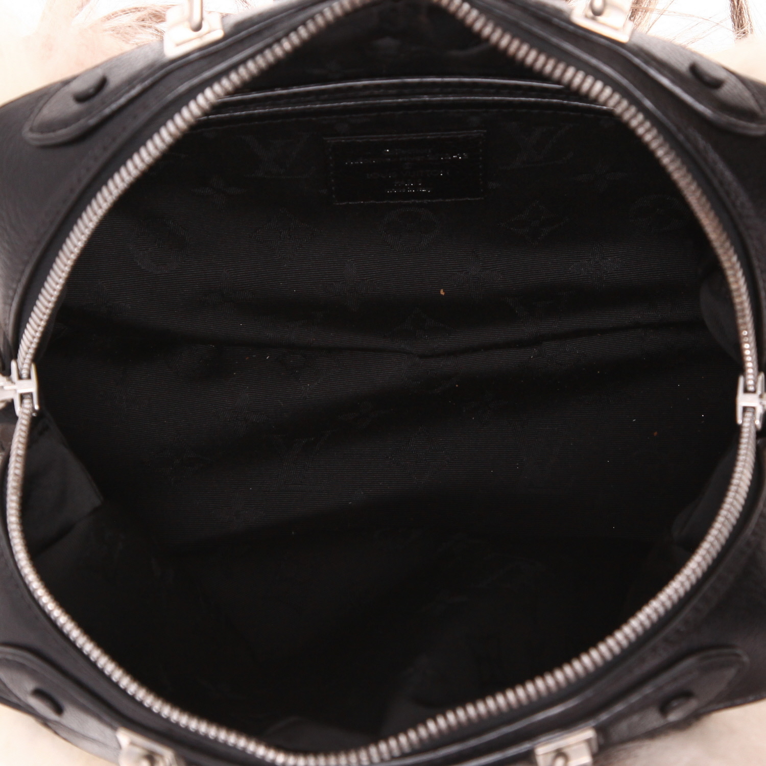 Louis Vuitton  Transsiberian handbag  in ecru and brown furr  and black leather - Detail D3