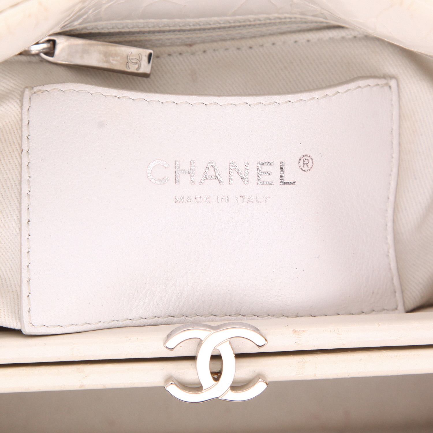 Bolso de mano Chanel  Mademoiselle en charol acolchado blanco - Detail D2