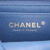 Bolso bandolera Chanel  Mini Carré en cuero acolchado azul - Detail D2 thumbnail