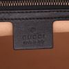 Bolso bandolera Gucci  GG Marmont en cuero acolchado negro y beige - Detail D2 thumbnail