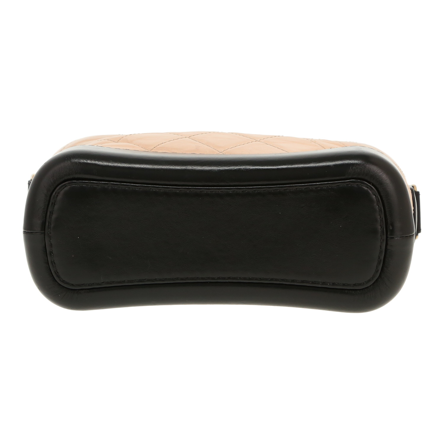 Bolso bandolera Chanel  Gabrielle  modelo pequeño  en cuero acolchado beige y cuero negro - Detail D1